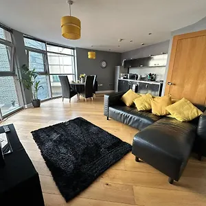 Fantastic And Modern Centre Flat With Free Parking! Apartment